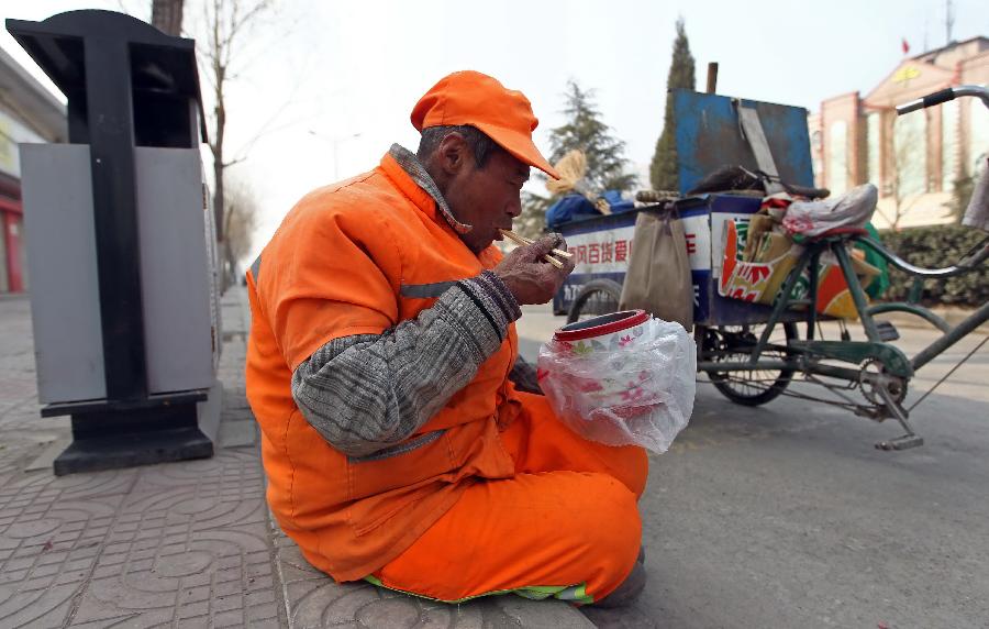 輸送帶廠家：暖心！老人高溫下賣菜城管買下送環(huán)衛(wèi)工